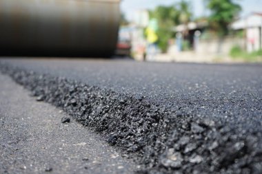 Asfaltlı yolların yapımında görüntü bulanıklaşıyor. Ağır makinelerle.