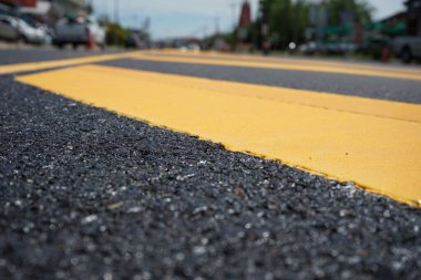 Bulanık görüntü, asfaltlı yol ve trafik işaretli sarı, parlak renk
