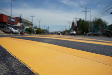 Bulanık görüntü, asfaltlı yol ve trafik işaretli sarı, parlak renk