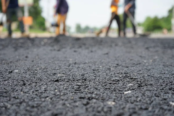 Görüntü asfalt yol yapımında bulanıklaşıyor. Ağır makinelerle.