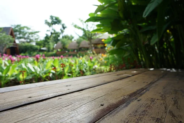 Ön bahçedeki ahşap koridorun bulanık görüntüsü.