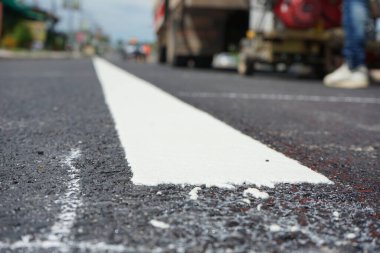 Bulanık görüntü. Trafik işaretleri seyahat reklamları için bir zemin görevi görüyor.