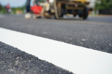 Bulanık görüntü. Trafik işaretleri seyahat reklamları için bir zemin görevi görüyor.