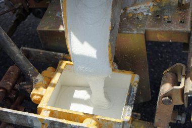 Bulanık görüntü. Trafik işaretleri seyahat reklamları için bir zemin görevi görüyor.