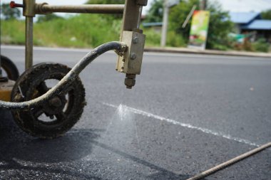 Bulanık görüntü. Trafik işaretleri seyahat reklamları için bir zemin görevi görüyor.