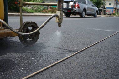 Bulanık görüntü. Trafik işaretleri seyahat reklamları için bir zemin görevi görüyor.