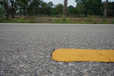 Sarı trafik hattı trafik yönünü bölmek ve yol güvenliğini sağlamak için kullanılır..