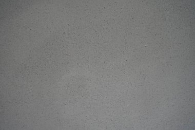 Tatil köyü dekorasyonunda kullanılan beton duvar.