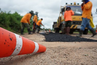 Görüntü asfalt yol yapımında bulanıklaşıyor. Ağır makinelerle.