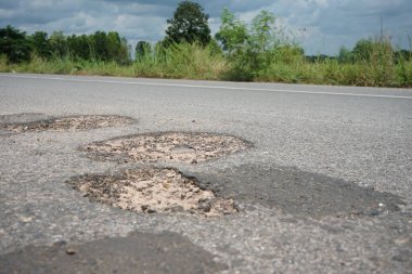Hasarlı yollar araçlar için tehlikelidir..