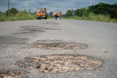 Hasarlı yollar araçlar için tehlikelidir..