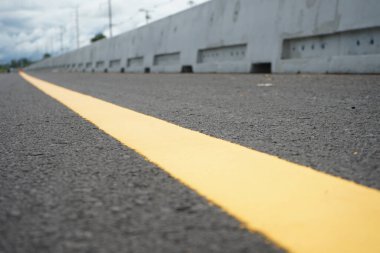 Yolun ortasında beton bariyer var.