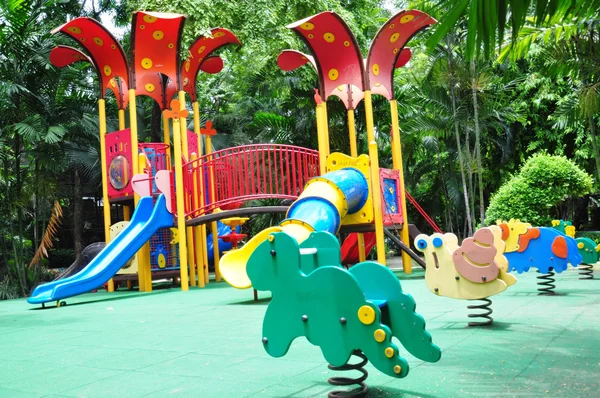 Aire de jeux moderne pour enfants dans le parc — Photo