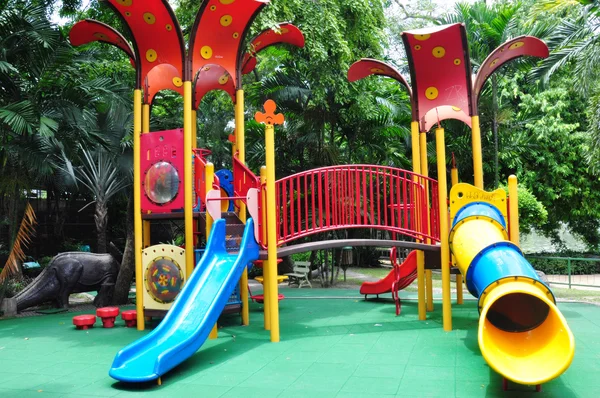 Parque infantil moderno en el parque —  Fotos de Stock