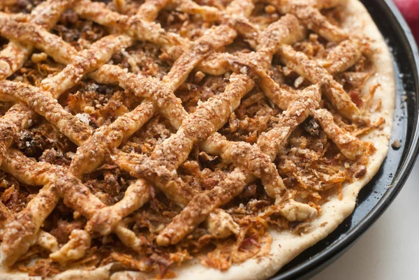 Frisch gebackener Apfelkuchen mit Äpfeln — Stockfoto