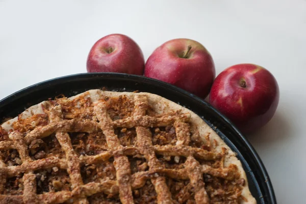 Versgebakken appeltaart met appels — Stockfoto