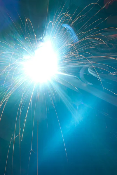 Trabajador de soldadura de metal. Producción y construcción — Foto de Stock