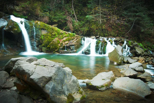 Karpatlar derin orman şelale — Stok fotoğraf