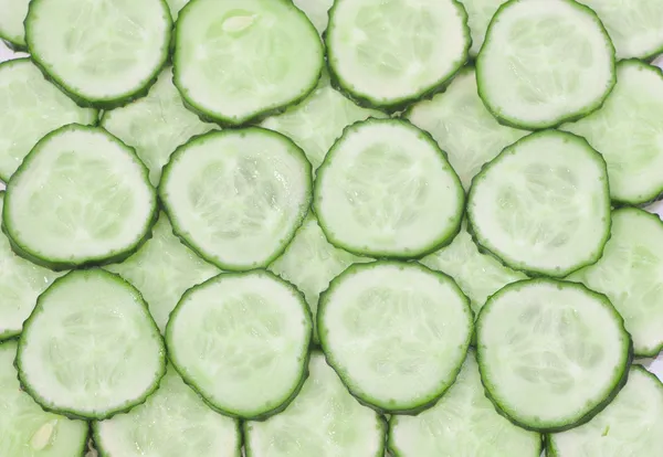 Verse komkommer segment geïsoleerd op wit — Stockfoto