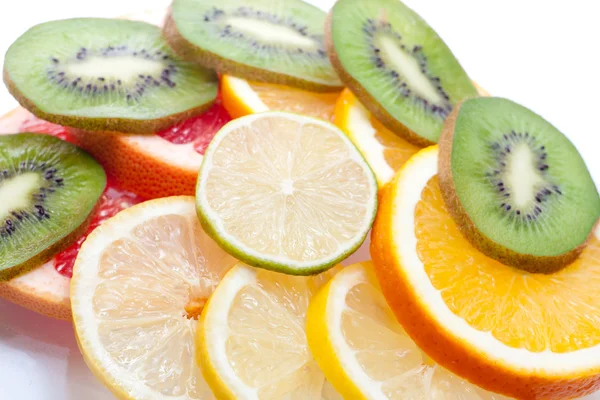 Blandning av färgglada citrusfrukter på vit — Stockfoto