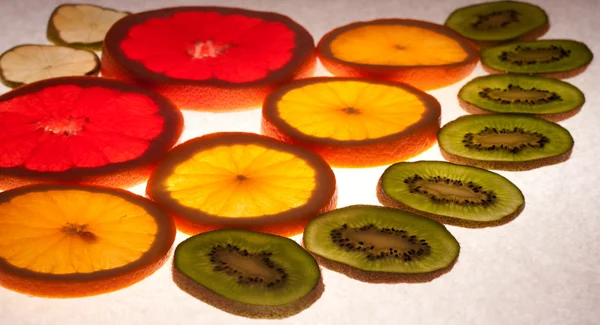 Mistura de citrinos coloridos em branco — Fotografia de Stock