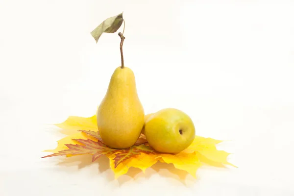 Pears with autumn leaves — Stockfoto