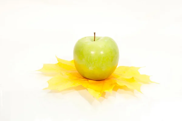 Herfst apple en bladeren geïsoleerd — Stockfoto