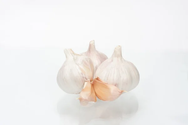 Heads of garlic on a white — Stock Photo, Image