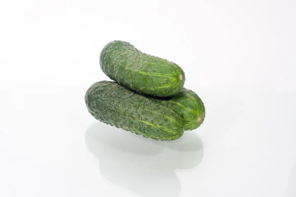 Groene komkommers geïsoleerd op wit — Stockfoto
