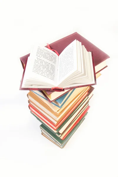 Högen av böcker med en bok öppen — Stockfoto