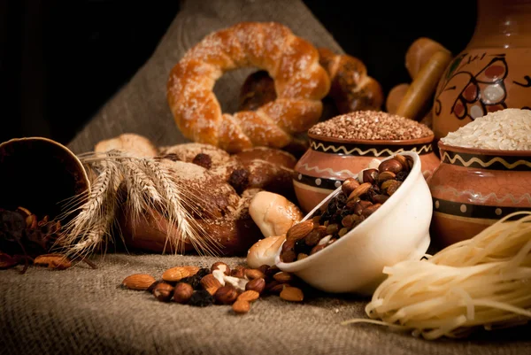 Sortiment av nybakat bröd på säckväv — Stockfoto