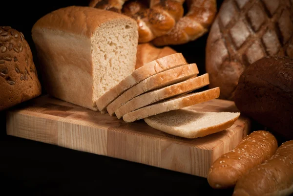 Нарезать кусочки хлеба — стоковое фото