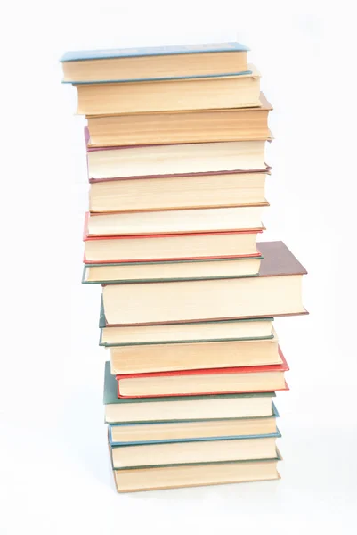 Bücherhaufen isoliert auf weiß — Stockfoto