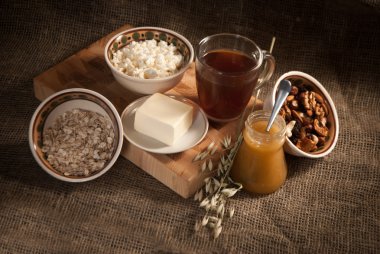 Ekmek, çay ve mısır gevreğiyle sağlıklı bir yemek