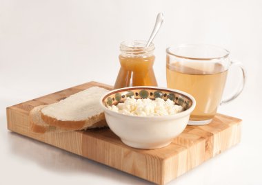 Ekmek, çay ve mısır gevreğiyle sağlıklı bir yemek