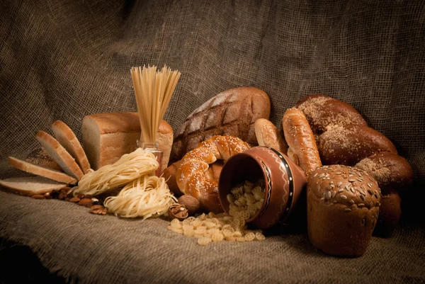 Gesunde Mahlzeit mit Brot, Getreide — Stockfoto