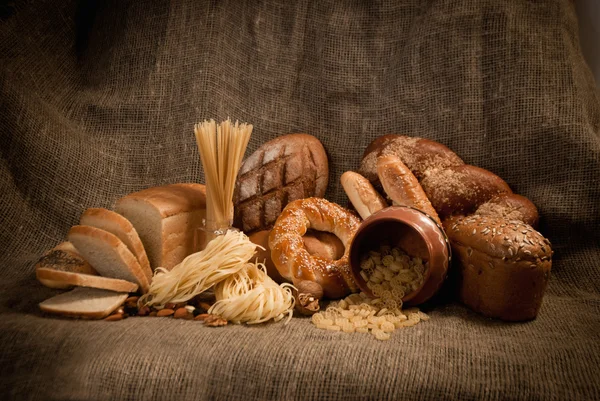 Comida saludable con pan, cereales — Foto de Stock