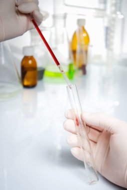 tüp izole mavi sıvı ile