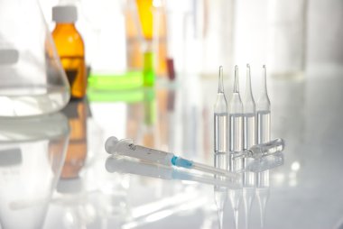 tüp izole mavi sıvı ile