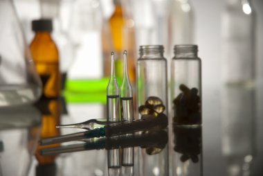 tüp izole mavi sıvı ile