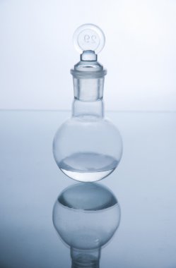 tüp izole mavi sıvı ile
