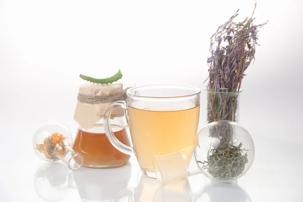 Té verde con bote pequeño y tazas — Stockfoto