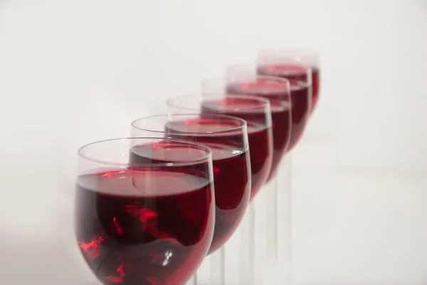 Weingläser in einer Reihe — Stockfoto