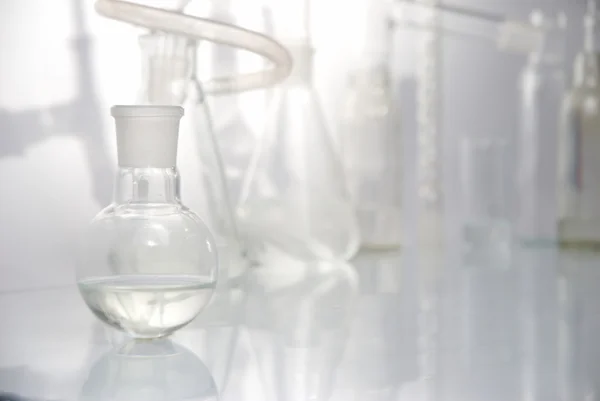 Лабораторное стекло поверх белого — стоковое фото