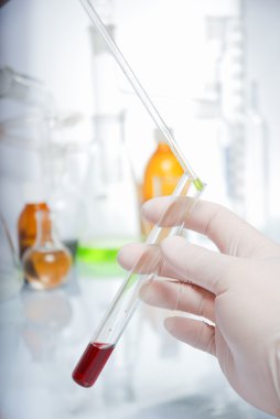 tüp izole mavi sıvı ile