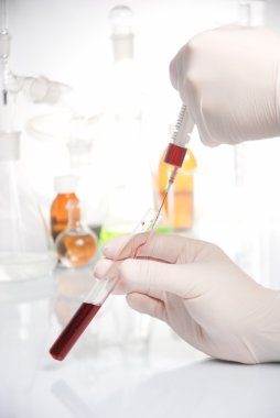 tüp izole mavi sıvı ile