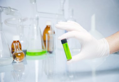 tüp izole mavi sıvı ile