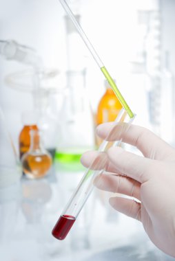 tüp izole mavi sıvı ile