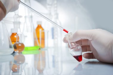 tüp izole mavi sıvı ile