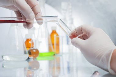 tüp izole mavi sıvı ile